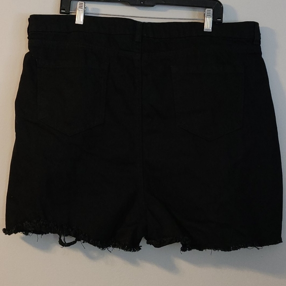 New Boohoo distressed black denim shorts - Picture 5 of 7